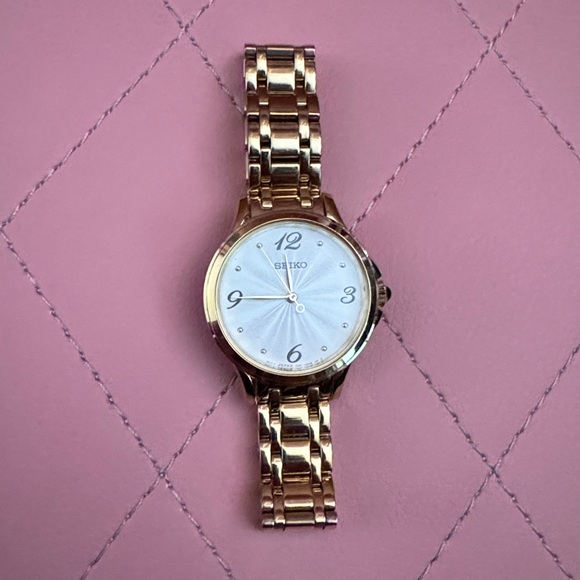 Seiko Women's Gold Watch - Picture 2 of 5
